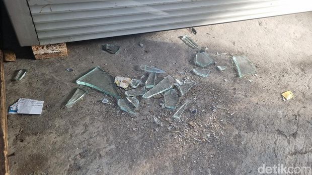 Penampakan etalase hingga kaca yang dirusak DC di Jeblog, Kasihan, Bantul, Selasa  (21/7/2026).
