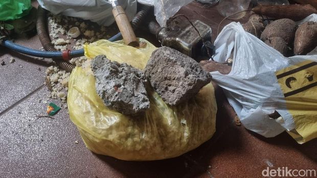 Penampakan etalase hingga kaca yang dirusak DC di Jeblog, Kasihan, Bantul, Selasa  (21/7/2026).