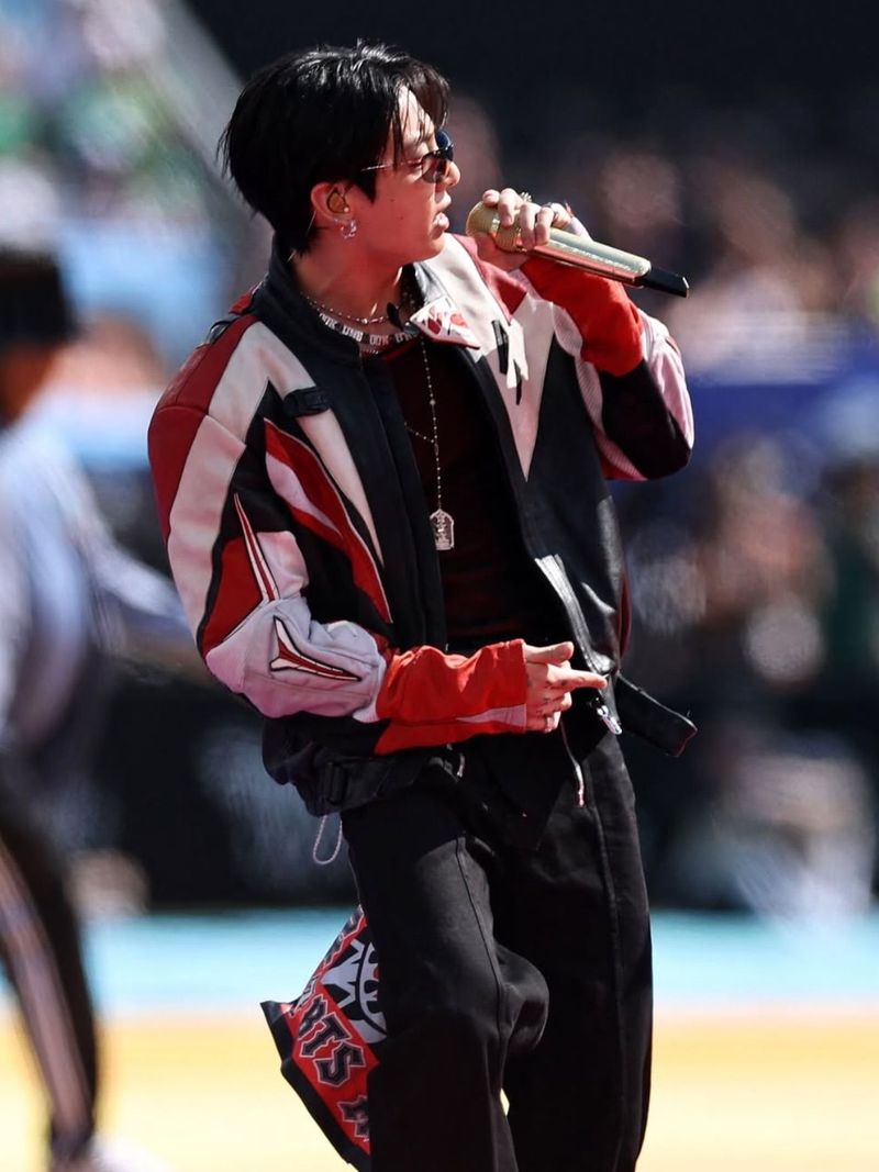 Penampilan Jungkook BTS berbalut jaket motor di final Piala Dunia 2026 viral di media sosial. Tak sedikit penggemar baru yang terpikat dengan pesona Jungkook BTS di final Piala Dunia 2026.