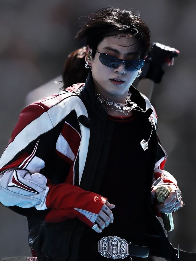 Penampilan Jungkook BTS berbalut jaket motor di final Piala Dunia 2026 viral di media sosial. Penampilan Jungkook BTS berbalut jaket motor di final Piala Dunia 2026 viral di media sosial. Ia mengenakan jaket custom rancangan Courtney McWilliams.