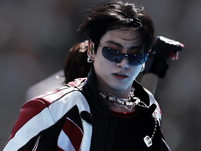 Penampilan Jungkook BTS berbalut jaket motor di final Piala Dunia 2026 viral di media sosial. Ia mengenakan jaket custom rancangan Courtney McWilliams.