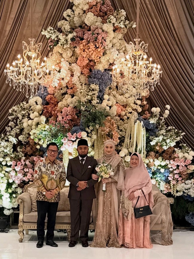 Puteri Indonesia Pariwisata 2009 perwakilan Provinsi Maluku Utara, Ayu Pratiwi yang menikah dengan Ruwadi pada Minggu (19/7/2026). Ayu Pratiwi tampak anggun dalam balutan hijab pashmina syari bergaya tulle veil yang panjang menjuntai. Foto: Dok. Instagram @officialputeriindonesia.