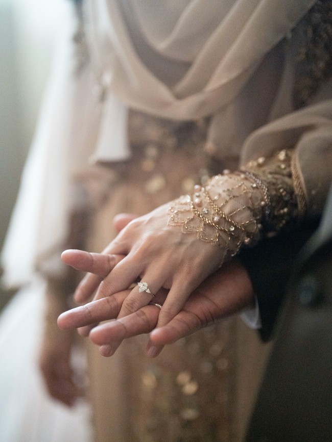Momen bahagia saat cincin melingkar indah di jarinya dibagikan Ayu dengan penuh rasa syukur atas pernikahan di usia 39 tahun, yang baginya merupakan bukti nyata tanda-tanda kebesaran Allah. Lewat pesan hangatnya, ia memohon doa dari para pengikutnya agar rumah tangga yang dibina bersama sang suami senantiasa diberkahi dan dipenuhi kebaikan dalam setiap keadaan. Foto: Dok. Instagram @ayupratiwi.