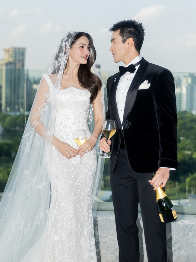 Dikenal sebagai Power Couple Thailand. Tak mengherankan jika pesta pernikahan Nadech dan Yaya juga dihadiri ratusan artis terkenal termasuk Lisa BLACKPINK. Hadir pula Bright Vachirawit, Jeff Satur, Baifern Pimchanok, hingga Gulf Kanawut. Foto: Instagram