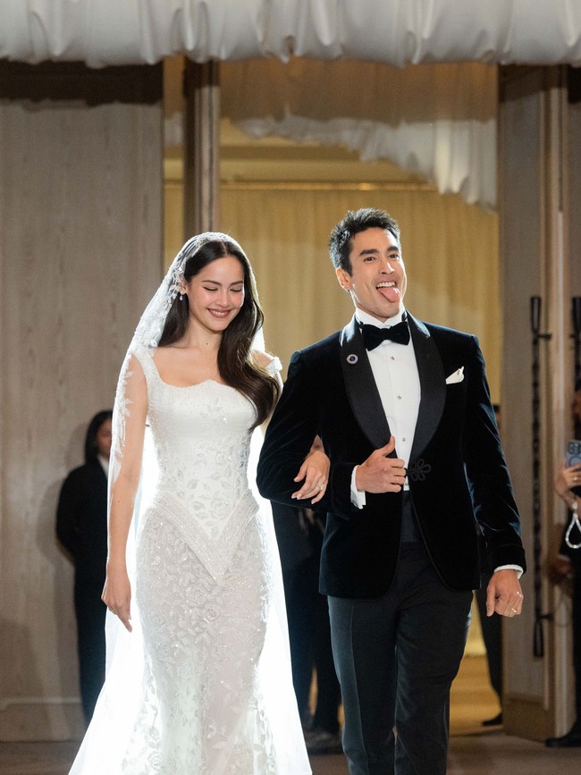 Tak sedikit pula netizen yang melihat kemiripan Yaya dan Lisa. Yaya diketahui memiliki darah blasteran Thailand dan Norwegia. Sedangkan suaminya Nadech adalah campuran Thailand dan Australia. Foto: Instagram