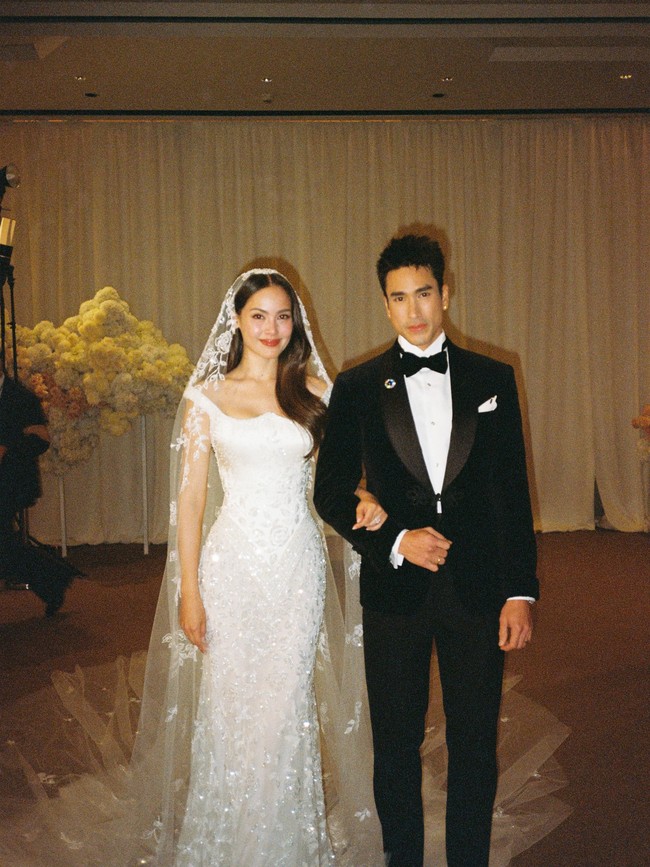 Pernikahan Nadech dan Yaya viral disebut-sebut ‘Wedding of the Year’ di Thailand. Pasalnya mereka melangsungkan tiga upacara pernikahan berbeda di Norwegia hingga Thailand. Resepsi yang dihadiri Lisa BLACKPINK di Bangkok resmi menutup rangkaian prosesi tersebut. Foto: Instagram
