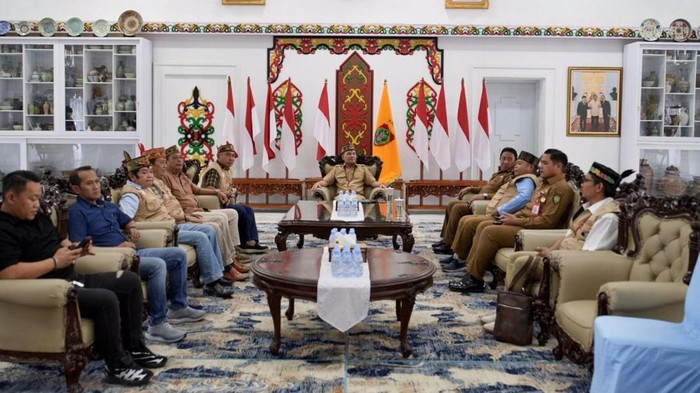 Pertemuan anggota Gerakan Dayak Anti Narkoba (GDAN) bersama Gubernur Kalimantan Tengah Agustiar Sabran Selasa (21/7).
