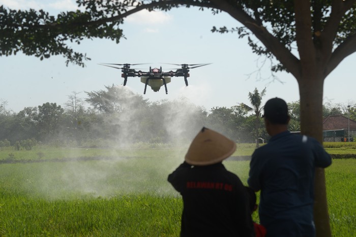 Prajurit TNI membantu memasukkan cairan pestisida ke dalam tangki pesawat tanpa awak atau drone pertanian saat gerakan pengendalian hama terpadu wereng batang coklat di Batan, Banyudono, Boyolali, Jawa Tengah, Rabu (22/7/2026). Penyemprotan pestisida yang dilakukan dengan memanfaatkan teknologi drone secara serentak pada lahan pertanian padi seluas sembilan hektar di wilayah tersebut bertujuan untuk menekan populasi hama wereng batang coklat hingga di bawah ambang pengendalian sehingga dapat menghasilkan padi secara maksimal. ANTARA FOTO/Aloysius Jarot Nugroho/bar