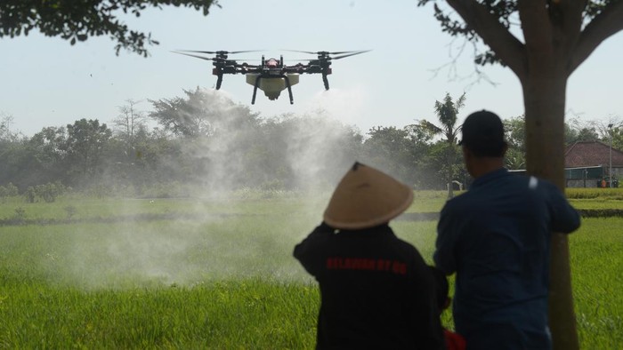 Prajurit TNI membantu memasukkan cairan pestisida ke dalam tangki pesawat tanpa awak atau drone pertanian saat gerakan pengendalian hama terpadu wereng batang coklat di Batan, Banyudono, Boyolali, Jawa Tengah, Rabu (22/7/2026). Penyemprotan pestisida yang dilakukan dengan memanfaatkan teknologi drone secara serentak pada lahan pertanian padi seluas sembilan hektar di wilayah tersebut bertujuan untuk menekan populasi hama wereng batang coklat hingga di bawah ambang pengendalian sehingga dapat menghasilkan padi secara maksimal. ANTARA FOTO/Aloysius Jarot Nugroho/bar
