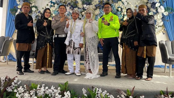 Polisi Arif Karawang diminta jadi saksi nikah oleh warga