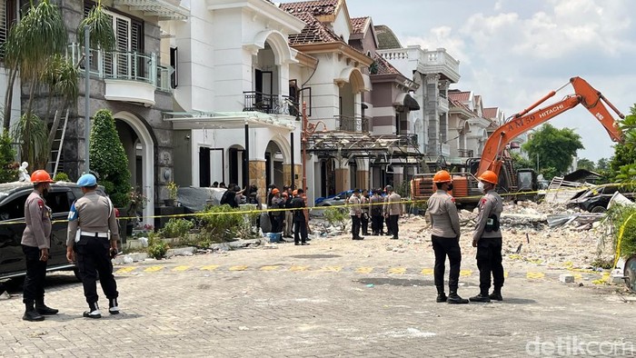 Polisi melakukan olah TKP di lokasi ledakan. (Foto: Finta Rahyuni/detikSumut)