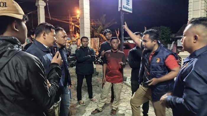 Polisi melakukan olah TKP ditemukannya dokter koas UI yang meninggal di penginapan.