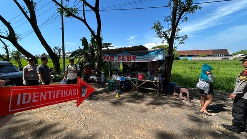 Polisi mengidentifikasi warung di Jalan Bypass Ida Bagus Mantra, Desa Kusamba, Kecamatan Dawan, Klungkung, Bali, Selasa (21/7/2026). Warung ini menjadi lokasi siswi asal Karangasem empat kali diperkosa teman kencan. (Dok. Polres Klungkung)
