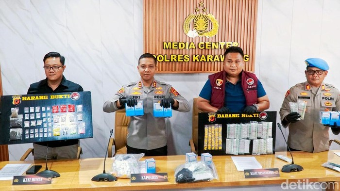 Polisi menunjukkan barang bukti peredaran narkoba di Karawang