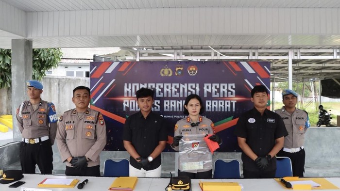 Polisi saat merilis ungkap kasus praktik penimbunan BBM subsidi di Bangka Barat