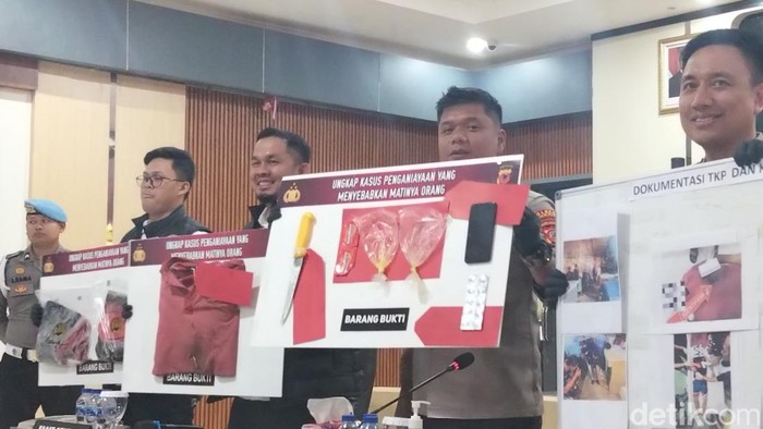polisi tunjukan barang bukti penusukan sesama pedagang
