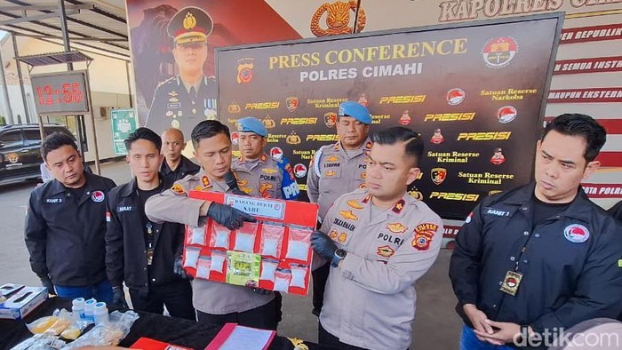 polisi tunjukkan barang bukti 600 gram sabu dari pemuda bandung