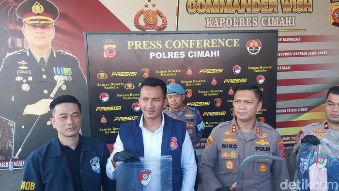 Polisi tunjukkan barang bukti senjata tajam yang digunakan pelaku begal sopir angkutan barang di kbb