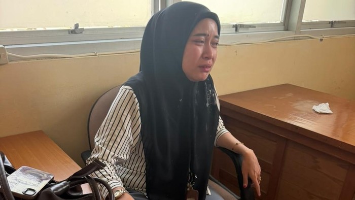 PPPK paruh waktu bernama Yuli Novitasari (29) menangis usai diduga dianiaya oleh Ketua DPRD Bone Andi Tenri Walinonong.