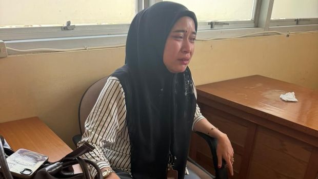 PPPK paruh waktu bernama Yuli Novitasari (29) menangis usai diduga dianiaya oleh Ketua DPRD Bone Andi Tenri Walinonong.