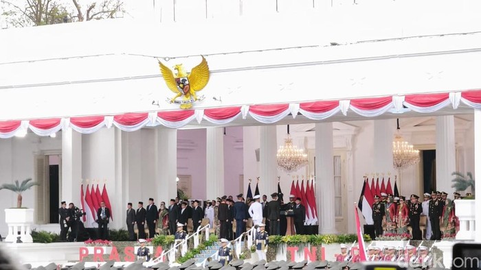 Presiden Prabowo Subianto memimpin upacara Prasetya Perwira TNI dan Polri. Ada 1.177 orang calon perwira remaja yang dilantik sebagai perwira TNI dan Polri. (Rolando/detikcom)