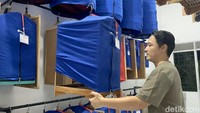 Gandhi mulai menekuni dunia burung pada 2008. Setelah sempat memelihara lovebird, ia beralih fokus ke murai batu pada 2015 karena melihat peluang usaha yang menjanjikan.