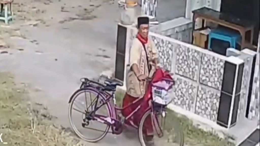 Pria Terekam CCTV Curi CD Di Sidoarjo Diduga Sudah Beberapa Kali Beraksi Pria Terekam CCTV Curi CD Di Sidoarjo Diduga Sudah Beberapa Kali Beraksi