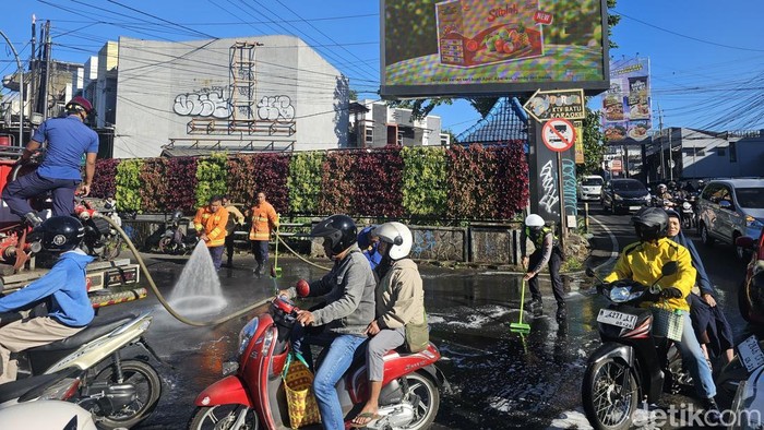 Proses pembersihan tumpahan oli di Kota Batu.