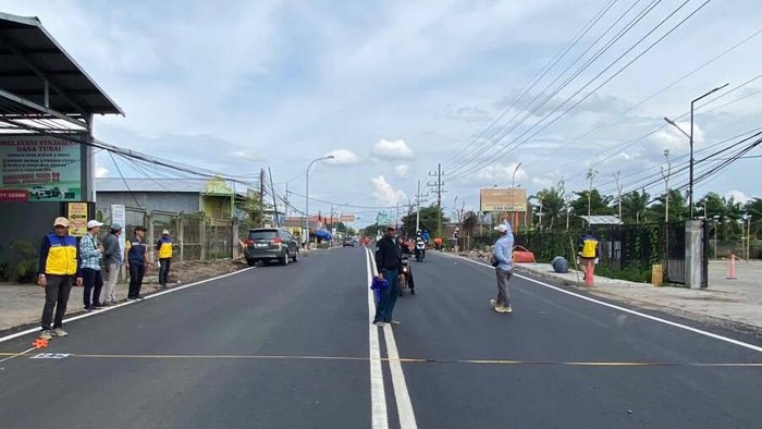 Proyek pelebaran jalan di Menganti-Lakarsantri