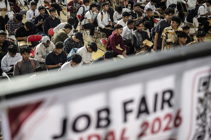 Sejumlah pencari kerja menghadiri kegiatan Job Fair Kendal 2026 di Kendal Sport Center, Kendal, Jawa Tengah, Rabu (22/7/2026). Pemerintah Kabupaten Kendal menggelar bursa kerja yang diikuti 34 perusahaan dengan membuka 4.703 lowongan kerja untuk penempatan di dalam dan luar negeri sebagai upaya memperluas kesempatan kerja dan menekan angka pengangguran terbuka yang berlangsung hingga 23 Juli. ANTARA FOTO/Aprillio Akbar