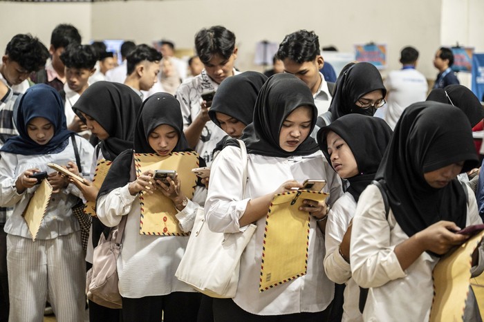 Sejumlah pencari kerja menghadiri kegiatan Job Fair Kendal 2026 di Kendal Sport Center, Kendal, Jawa Tengah, Rabu (22/7/2026). Pemerintah Kabupaten Kendal menggelar bursa kerja yang diikuti 34 perusahaan dengan membuka 4.703 lowongan kerja untuk pene