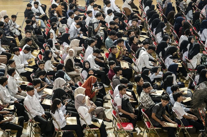 Sejumlah pencari kerja menghadiri kegiatan Job Fair Kendal 2026 di Kendal Sport Center, Kendal, Jawa Tengah, Rabu (22/7/2026). Pemerintah Kabupaten Kendal menggelar bursa kerja yang diikuti 34 perusahaan dengan membuka 4.703 lowongan kerja untuk penempatan di dalam dan luar negeri sebagai upaya memperluas kesempatan kerja dan menekan angka pengangguran terbuka yang berlangsung hingga 23 Juli. ANTARA FOTO/Aprillio Akbar
