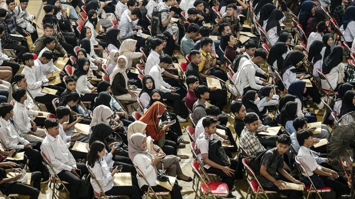 Sejumlah pencari kerja menghadiri kegiatan Job Fair Kendal 2026 di Kendal Sport Center, Kendal, Jawa Tengah, Rabu (22/7/2026). Pemerintah Kabupaten Kendal menggelar bursa kerja yang diikuti 34 perusahaan dengan membuka 4.703 lowongan kerja untuk pene