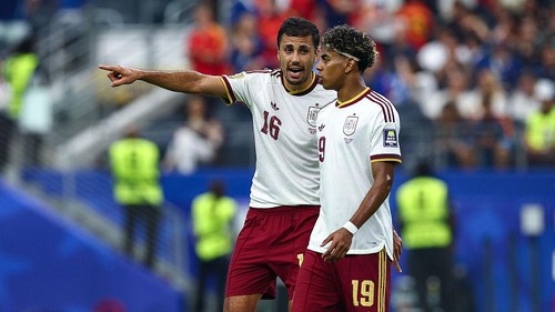 ARLINGTON, TX - July 14: Spain midfielder Rodri (#16) talks to Spain forward Lamine Yamal (#19) during the FIFA World Cup semi-final match between France and Spain on July 14, 2026 at Dallas Stadium in Arlington, TX. (Photo by  Matthew Visinsky/Icon Sportswire via Getty Images)