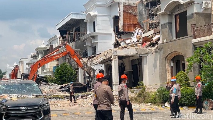 Kondisi rumah yang menjadi sumber ledakan di komplek perumahan di Medan
