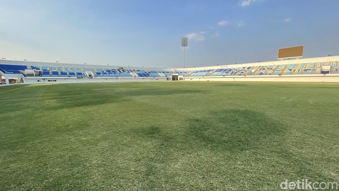 Rumput Stadion Surajaya Lamongan belang