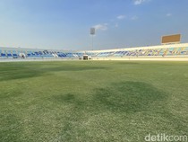 Rumput Stadion Surajaya Lamongan Belang, Disbudporapar Bilang Begini