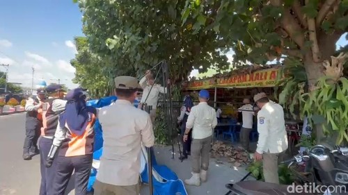 Satpol PP menertibkan lapak PKL di Kota Mataram, NTB, Rabu (22/7/2026). (Foto: Nathea Citra/detikBali)