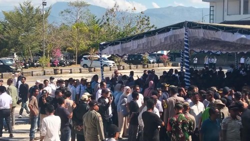 Sejumlah orang yang mengaku tim sukses Ady-Irfan memprotes pelantikan 274 pejabat Pemkab Bima pada Rabu (22/7/2026). (Foto: Dok. Istimewa)