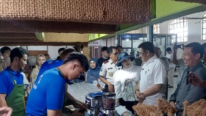 Sejumlah warga binaan Lapas Kelas I Cirebon belajar membuat minuman kopi