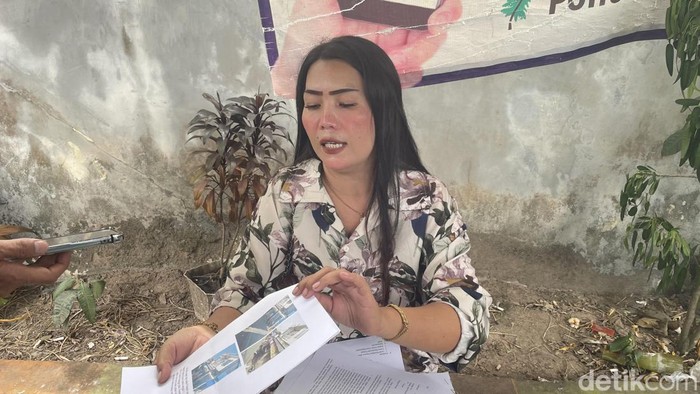 Sekretaris RT 14 Kelurahan Pemurus Baru Banjarmasin Agustina menunjukan bukti rumah salah satu penerima Bantuan Pangan.