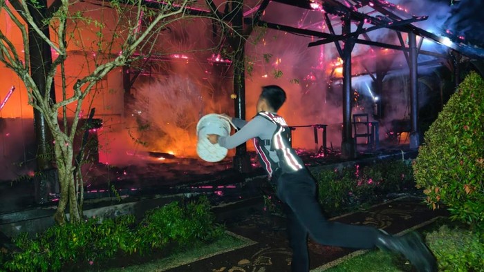Seorang petugas nampak memadamkan api secara manual di di The Jingga Villas, Desa Lembongan, Kecamatan Nusa Penida, Kabupaten Klungkung, Bali, ludes terbakar pada Rabu (22/7/2026) dini hari. (Dok. Humas Polres Klungkung).