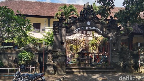 SMP Negeri 2 Tabanan mulai memperketat pengawasan kepada siswa menyusul Surat Edaran larangan siswa membawa sepeda motor ke sekolah, Rabu (22/7/2026). (Dok Krisna Pradipta/detikBali)