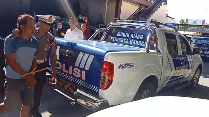 Sopir MPU yang lecehkan siswi SMA asal Pamekasan dan hendak membawanya kabur diringkus dan diamankan di Polres Sampang.
