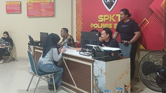 staf Sekretariat DPRD yang juga PPPK paruh waktu bernama Yuli Nofita Sari (29) resmi melaporkan Ketua DPRD Bone Andi Tenri Walinonong ke polisi atas kasus dugaan penganiayaan.