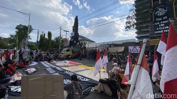 Suasana aksi masyarakat Jateng di halaman Kantor Gubernur Jateng, Kecamatan Semarang Selatan, Kota Semarang, Rabu (22/7/2026). Suasana aksi masyarakat Jateng di halaman Kantor Gubernur Jateng, Kecamatan Semarang Selatan, Kota Semarang, Rabu (22/7/2026).
