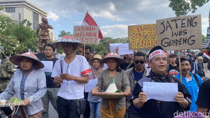 Suasana aksi masyarakat Jateng di halaman Kantor Gubernur Jateng, Kecamatan Semarang Selatan, Kota Semarang, Rabu (22/7/2026).