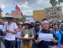 Massa Aksi Jateng Guyub Gelar Ritual Nyiwer Keliling Gubernuran