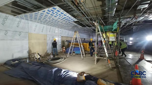 Suasana aktivitas pekerja saat pengerjaan proyek MRT Fase 2A di Jakarta, Rabu (22/7/2026). Suasana aktivitas pekerja saat pengerjaan proyek MRT Fase 2A di Jakarta, Rabu (22/7/2026). (CNBC Indonesia/Ferry Sandi)