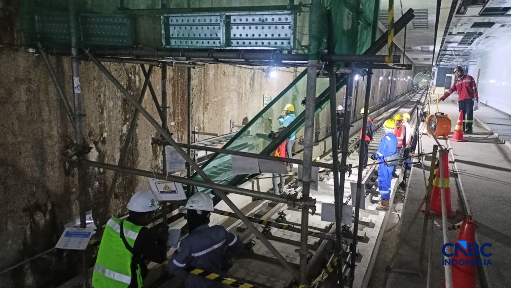 Suasana aktivitas pekerja saat pengerjaan proyek MRT Fase 2A di Jakarta, Rabu (22/7/2026). (CNBC Indonesia/Ferry Sandi)
